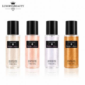 Set 4 Sprayuri Parfumate cu Efect Strălucitor V.V.LOVE – 4 x 90 ml Fragrance Mist pentru Corp, Arome Feminine Irezistibile, Glitter Shimmer Body Mist pentru Femei