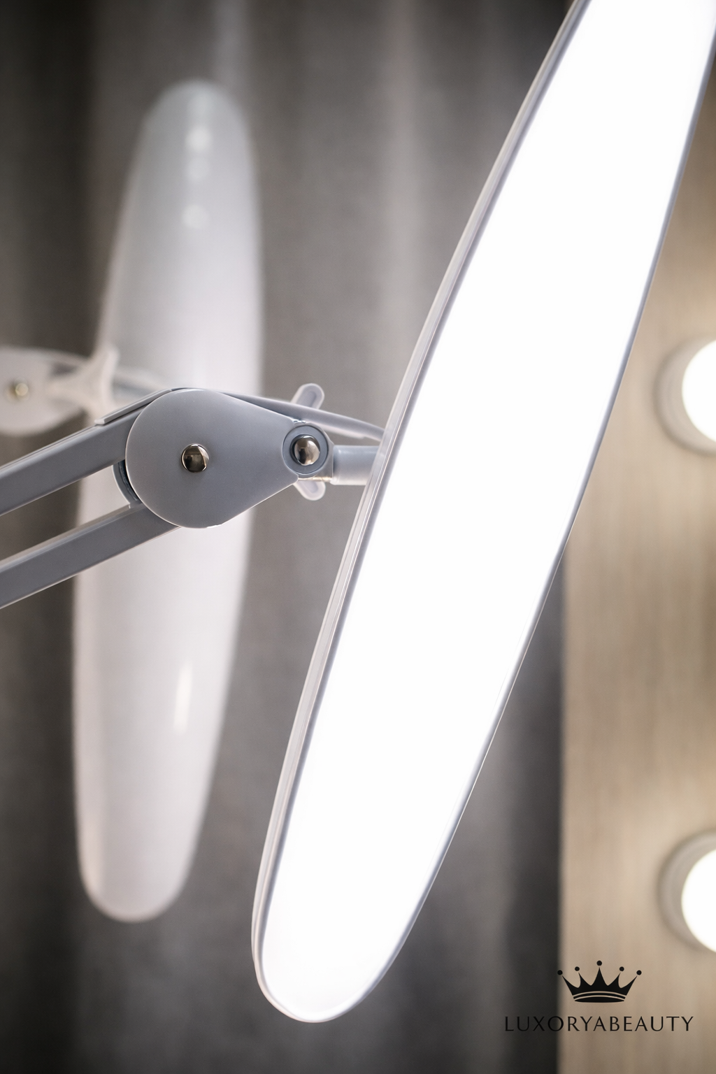 Lampă Profesională Fără Umbre SP-19 24W cu Prindere pe Masă – LED, Braț Reglabil, Lumină Naturală pentru Manichiură & Salon
