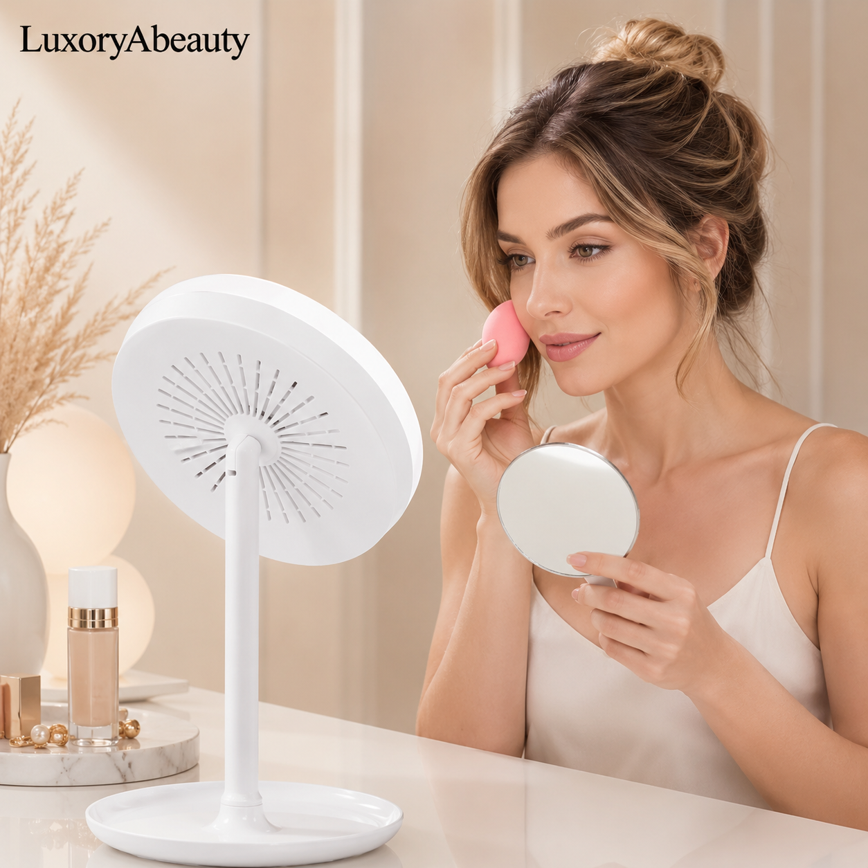 Oglindă LED cu Ventilator, Funcție Touch și Zoom 5X - Înclinare 180°, Alimentare Duală USB și Baterii AA, Dimensiuni 33,5x20x17 cm, Alb
